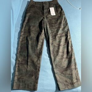 Evereve size 24 high-waisted crop camo pants-NWT